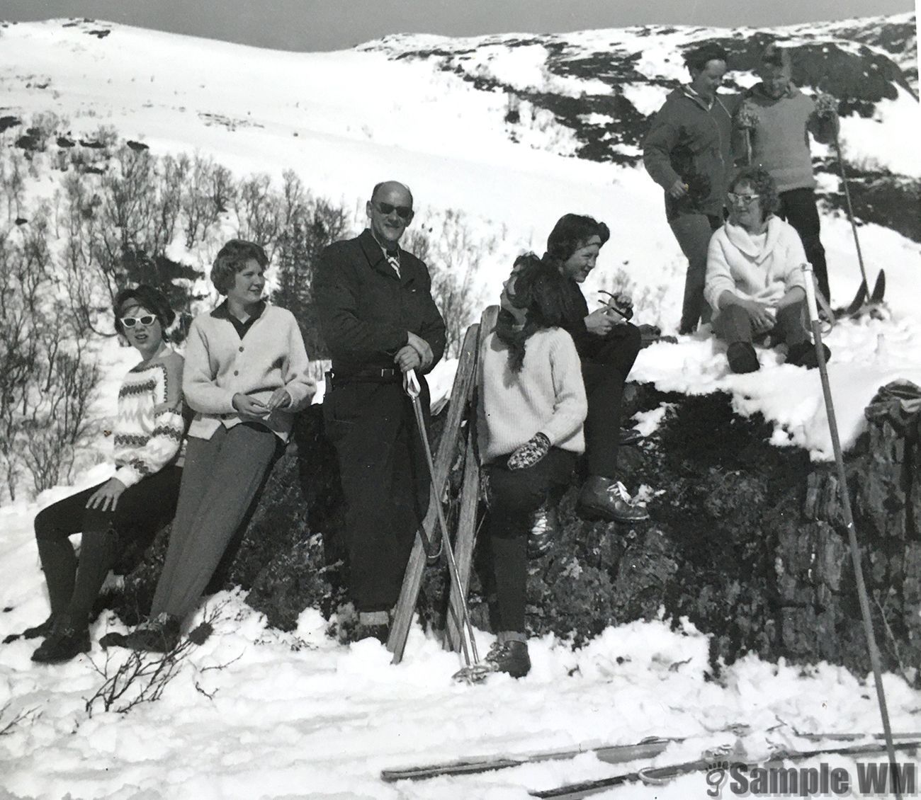 Skitur på Solemsheian
Fra venstre: Eli Johanne Selbæk, Kari Oline Andersen, Torbjørn Knutsbuen, Marit Tøndel, g.Eliassen, Astrid Nora Meland, g.Tøndel, Jenny Meland. Asbjørg Knutsbuen og Leif Edv. Landrø.
