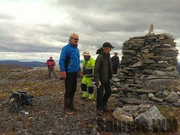 Dugnad på Vester Varde
Lars Ysland, Lars Jørgen Landrø og Oddvar Selnes. Joar Tøndel og Magnar Tøndel i bakgrunnen.
