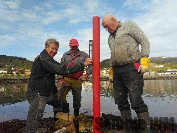 Reparasjon av "støtter" i Hamnabukta
Fra v: Magnar Tøndel, Per Ysland og Egil Magne Solem.
