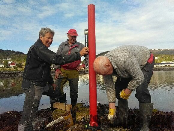 Reparasjon av "støtter" i Hamnabukta
Fra v: Magnar Tøndel, Per Ysland og Egil Magne Solem.
