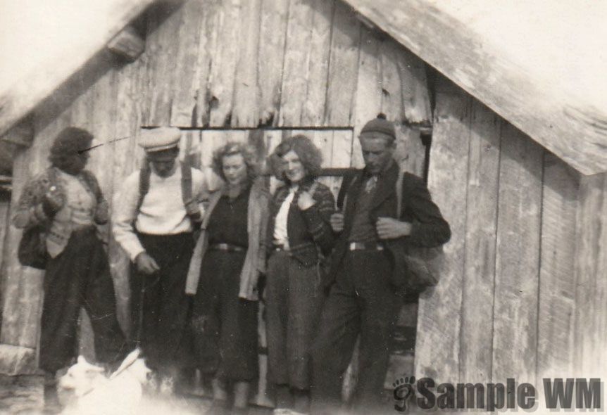 På hyttetur i pinsa 1943
Bjørg Selbæk, ukjent, Reidun Sterten, Pauline Sterten, Johan Åsmul.
