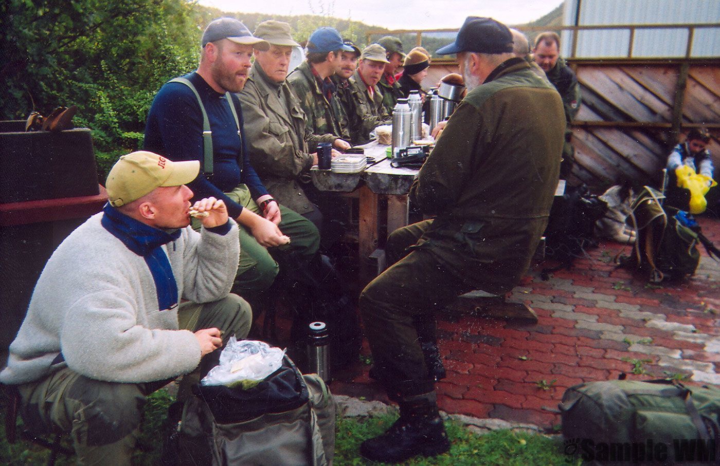 Jaktlag 
Fra v: Knut Rune Bjørnstad, Arve Idar Bjørnstad, Erling Singstad, Frode Singstad, Joar Landrø, Roger Meland, Per Ysland, Nils Singstad.
