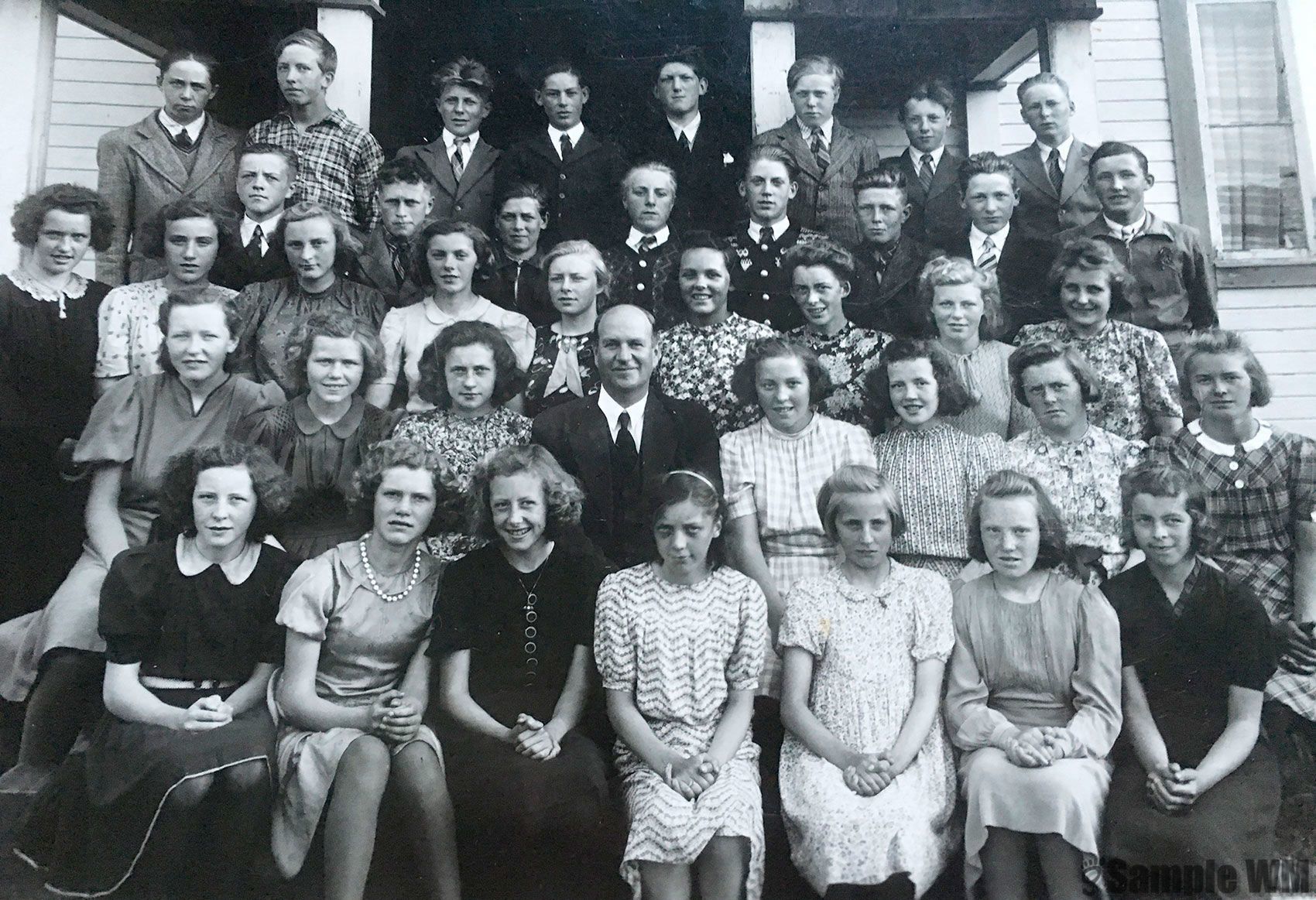 Konfirmanter i Lensvik 1942, født 1927-28
Første r. fra v.: Bjørg Indergård, Nyheim, Nelly Tøndel, Myran, Dagny Indergård, Jostu, Johanna Meland, Stormyra, Ella Åsmul, Elvheim, Gunhild Singstad, Myra, Solveig Grostad, Bjørkly. Andre r. fra v.: Margit Landrø, Bjørg Selbæk, Ingrid Stølan, Prest Olav Friid, Ågot Indergård, Else Blomli, Elida Åsmul, Ruth Meland, Ingdalen (Sørli). Tredje r. fra v.: Klara Øyangen, Else Indergård, Leiringen, Gunnhild Meland, Jostu, Johanna Meland, Trø’n, Borghild Landrø, Losjen, Jorunn Singstad, Akimstu, Tora Bjørnstad, Johanne Meland, Ingdalen, Gerd Indergård, Dalan. Fjerde r. fra v.: Kåre Sterten, Lars Sterten, Grindhaugen, John Ingdal, Kleivstad, Johan O. P. Selnes, Mælingan, John Aune, Gabriel Sterten, Grindhaugen, Einar Tøndel, Hagan, Arne Vårum. Bak fra v.: Ivar Lein, Jarle Singstad, Bakeriet, Alf Ølstøren, Jørgen Tangvik, Johan Solem, Ingvald Sødahl, Norvald Landrø, Leif Landrø, Sjøstrand. 
Fire konfirmanter fra Lensvikstranda hadde ikke fått beskjed om at det var overhøring og fotografering den dagen. Reidun Ræder, Else Langnes, Ragna Grønningen og Jarl Anker Aarem ble derfor ikke med på bildet.  

