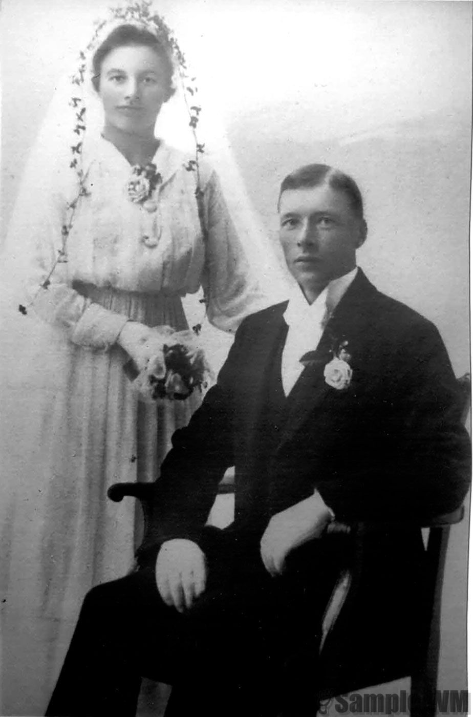 Kristoffer og Berit Landrø
Kristoffer Evensen Landrø (1885-1954) og Berit Iversdatter Meland gift i 1919.
