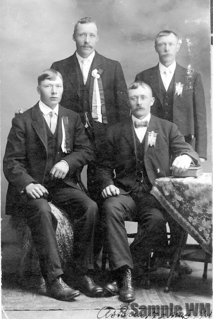 Astoria, Oregon 17. mai 1908
Kristoffer Landrø, Martin E. Landrø, Konrad Johansen Bekkedal, Edvard Jakobsen (Landrø) Solem.
