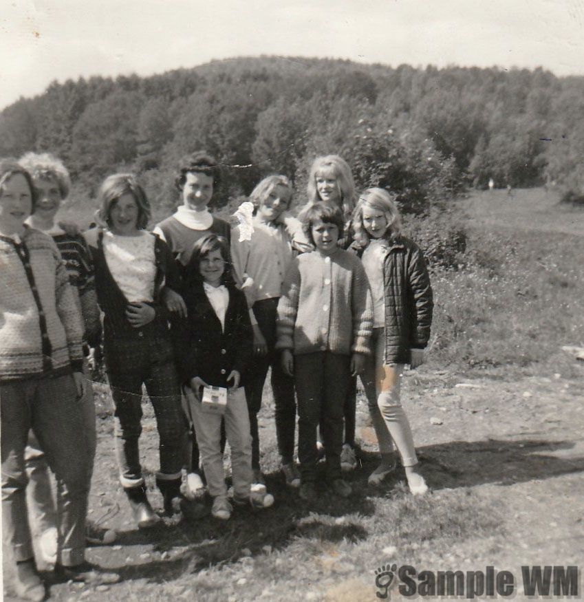 Lensvik skole 
Elever født 1952 og 1953. Fra venstre: Astrid Indergård,Brit Meland, Solveig Aasmul, lærer Dagrun Meland, Ågot Turid Singstad, Marit Ysland, Bjørg Ingdal, Ruth Nygård, Ruth Dromnes.
