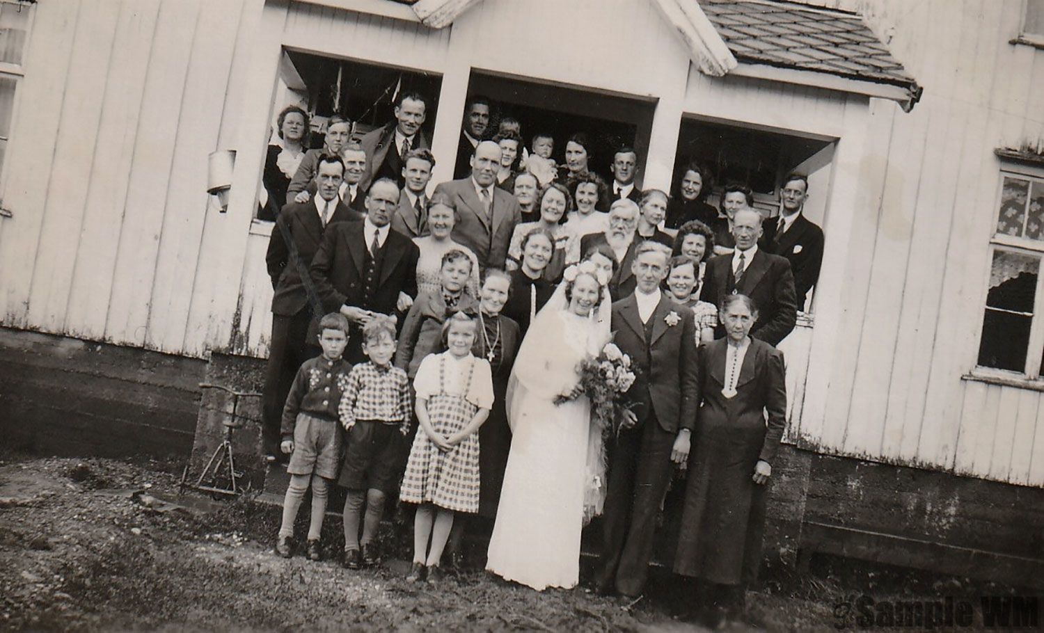 Bryllup i Larsstu: Magnhild og Johan Tøndel.
Forrest fra venstre: Kjell O Tøndel, John Selbekk, Kirsten Selbekk, brudeparet og Gunhild Tøndel 2 rekke: Ole I Tøndel, Paul Indergård, Ingeborg Gjervan, Johan Indergård, Marie Jensen, Solveig Selbekk, Nanfrid Aune, Bjørg Indergård, 3. rekke: Jens Selbekk, Magne Gjervan, Johannes Indergård, Johanna Indergård, Agnes Landrø, Solveig Gjervan,Jo Indergård, Emma Tøndel, Signe Jensen og Anders Voldrønning. Bakerst: Johanna Indergård, John Indergård, Bernhard Indergåd, Lars Tøndel, m/Ola Kristian, 
