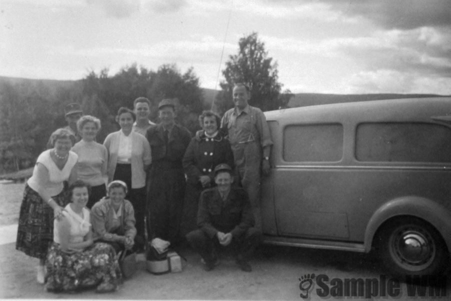 Soldater med sine fruer:
Vi ser bla: Lilly og Sigmund Nergård, Else og Karl Singstad
