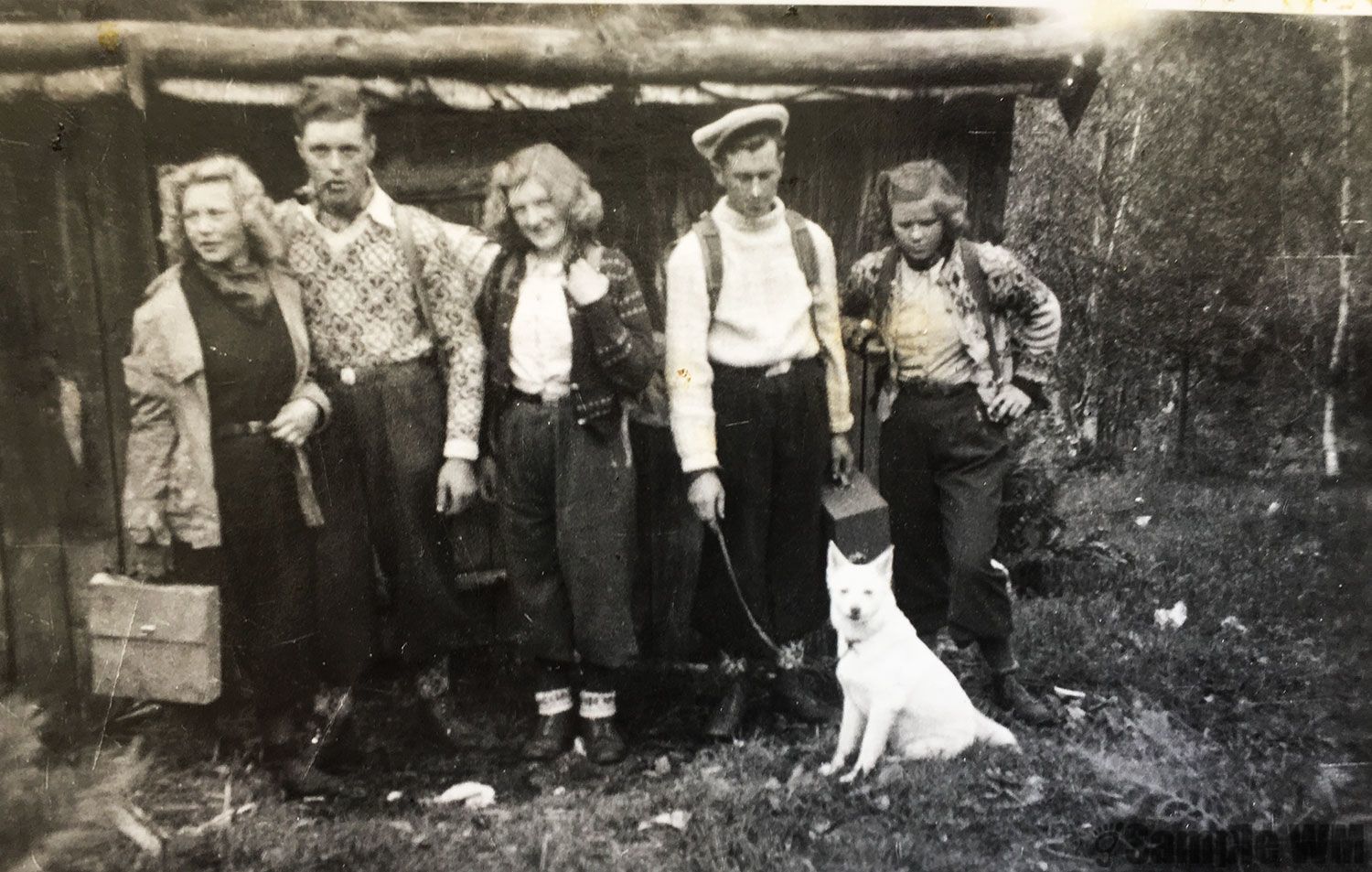 Pinse-1943: Reidun og Lars Åsmul, Pauline Åsmul, Johan Tangvik og Bjørg Sandstad.
