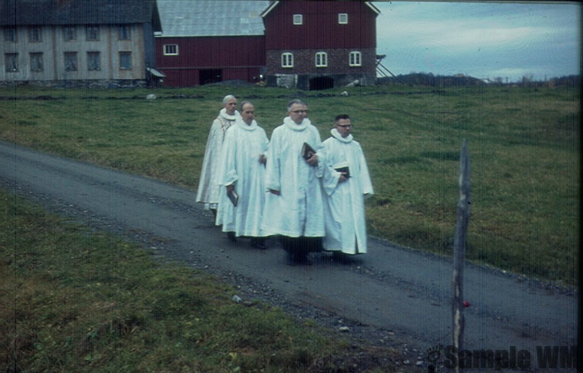 Prestene på vei til Lensvik kirke
Foran: Svend Johan Jensen, Leif Bull, Aksel Fikkan og biskop Godal
