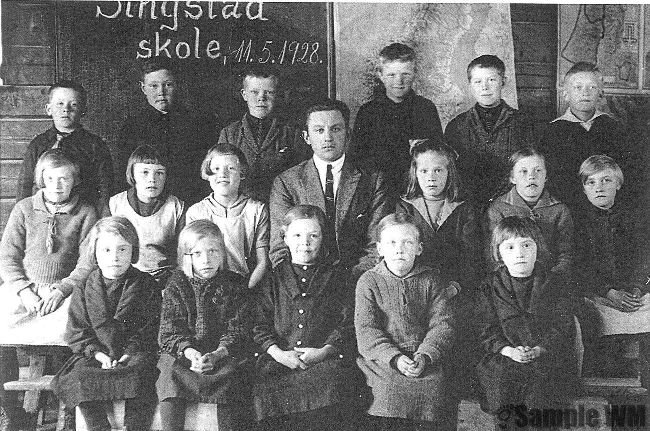  Singstad skole 11. mai 1928, "småongan"
Elida Bjørnstad (1921-2018), tvillingsøster med Jona, g.m. Einar Øyangen, Mittun
Anne Ølstøren (1920-2003), g. Wagner
Eldbjørg Åsmul (1919-1995), g.m. Johan Selbekk, Hamna
Anna Elisa Ølstøren (1920-2004), g.m. Odd B Tøndel
Jona Bjørnstad (1921-1946, 25 år), tvillingsøster med Elida
 
Ingrid Singstad, Ytterlia (1919-2001)
Tordis Bjørnstad (1917-1997), g. Meland, Konradstu, (halv-)søster av Elida og Jona
Borghild Singstad, Trøhaugen (1917-2001), g. Klett, Oppdal
