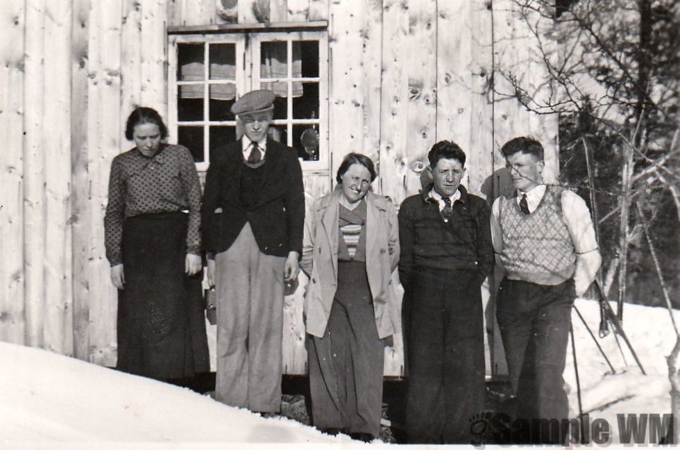 Tjønnstu påska 1936
Erling E Meland nr. 2 fra høyre
