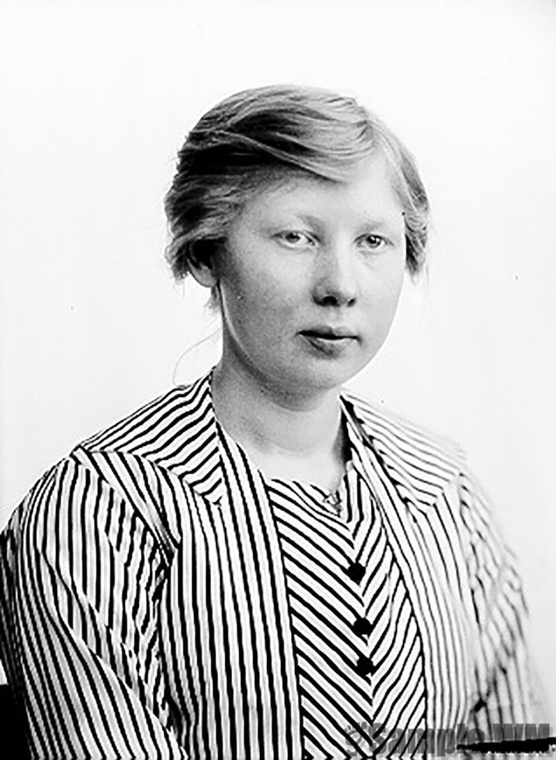 Laura Karlotte Sterten
Bildet er tatt da hun var 18 år, i 1919 av den anerkjente fotografen Peder O. Aune fra Trondheim, og finnes i NTNU Universitetsbibliotek sine spesialsamlinger Gunnerus.
