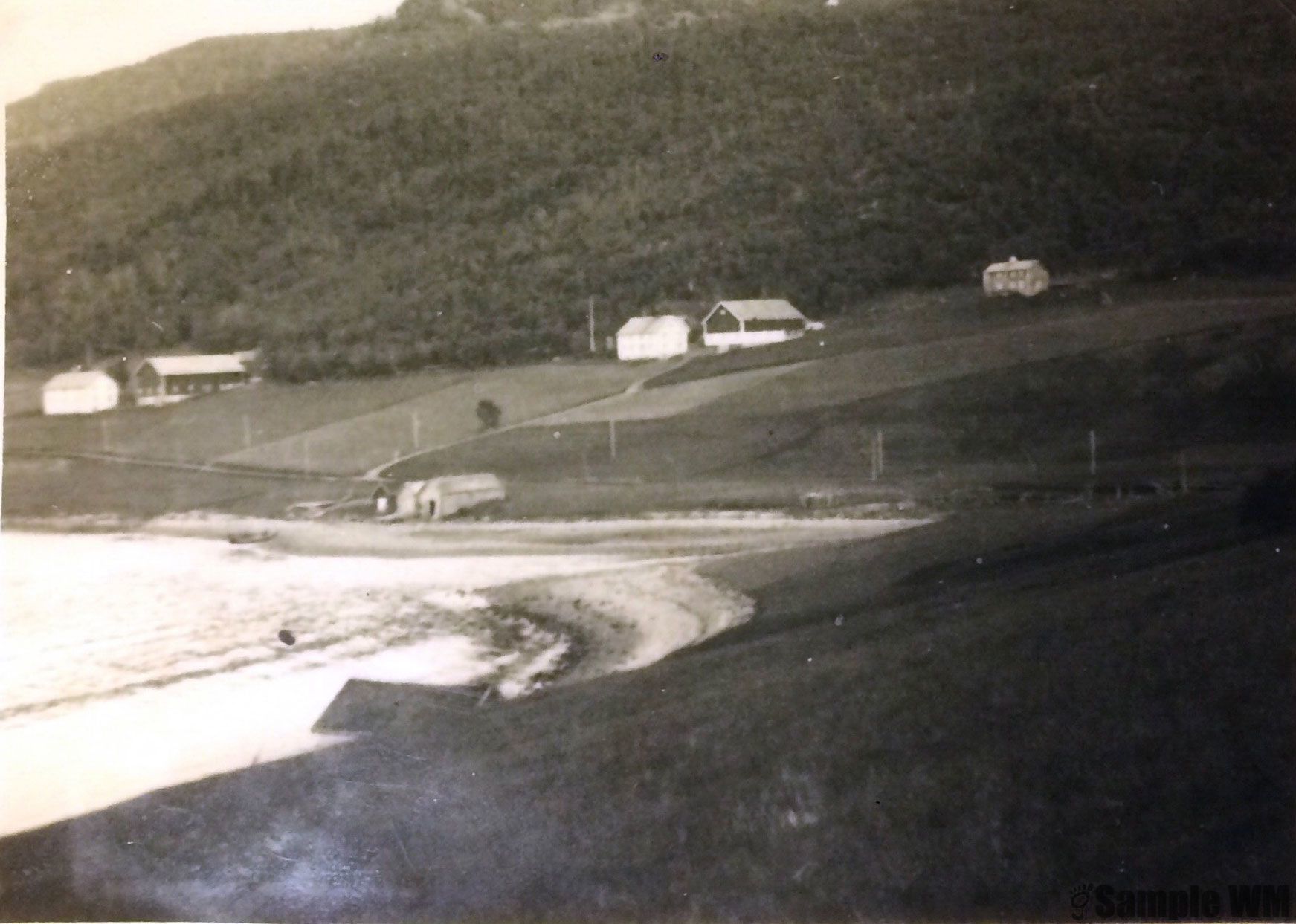 Tennelsbukta: Nordlia, Øverstu og Aunet
Legg merke til at "Elisabetstua" fortsatt står. Den ble revet like etter krigen. Bildet er trolig tatt ca 1935.
