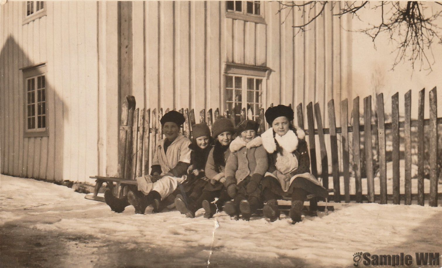 Barn på Leiringen.
Marit Indergård, Larsstu, Lilly og Ester Indergård, Leiringen, Magnhild Indergård, Larsstu og Solveig Indergård Larsstu
