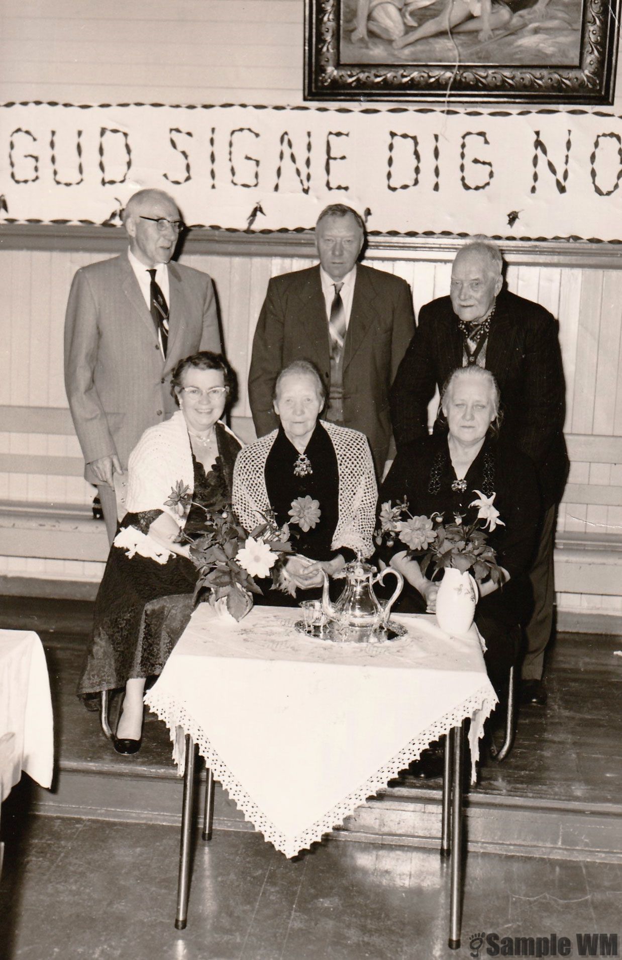 Familien Landrø
John Landrø, Lars E Landrø, Isak Landrø, Foran: Kristine Landrø, f. Fenes, kona til John Landrø, Gunhild Landrø og Anna Landrø, g. Meland.
