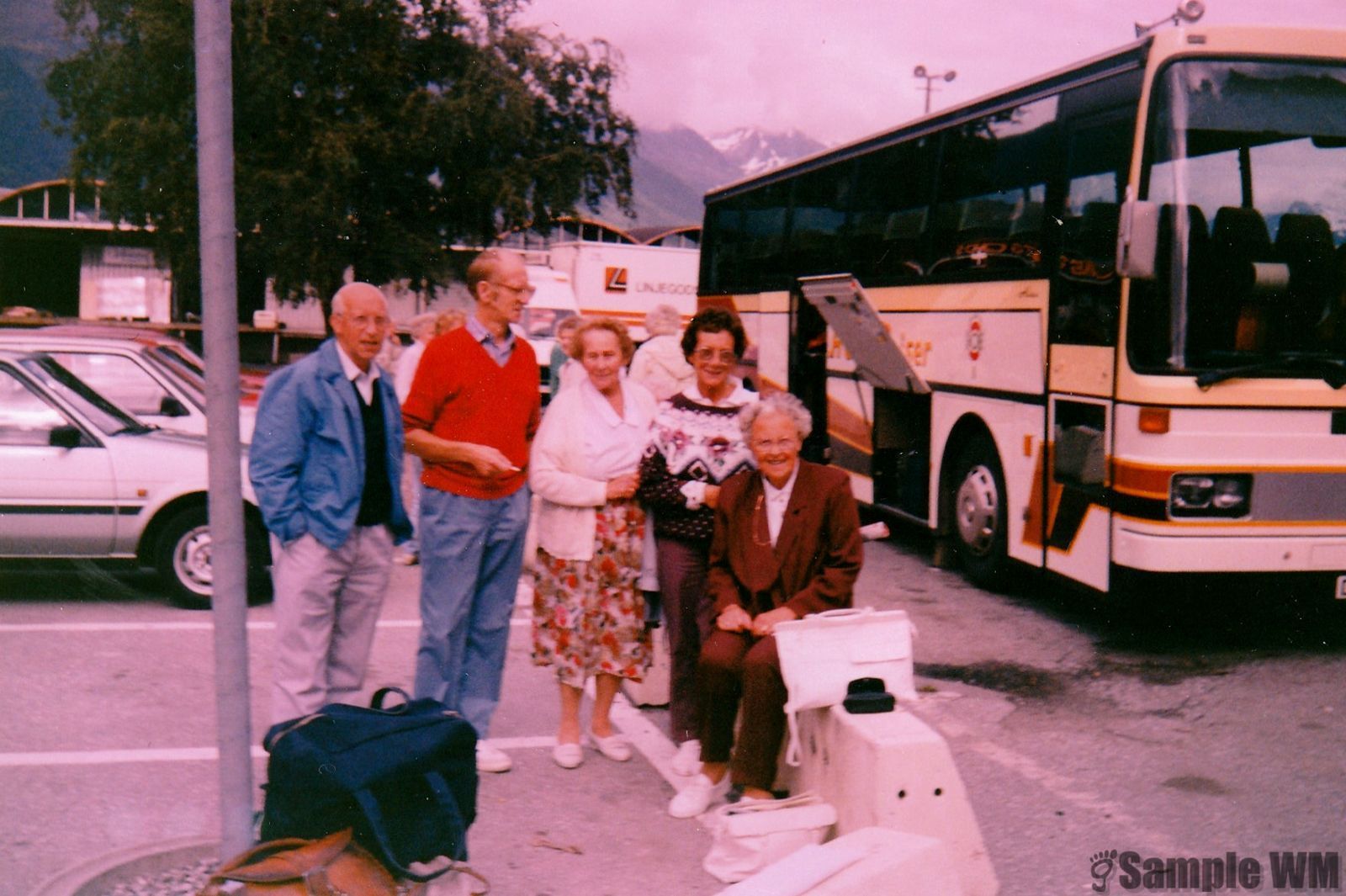 Busstur
Edv. Landrø, Bror Ånnerud, Magnhild Tøndel, Dagrunn Meland og Marie Landrø.
