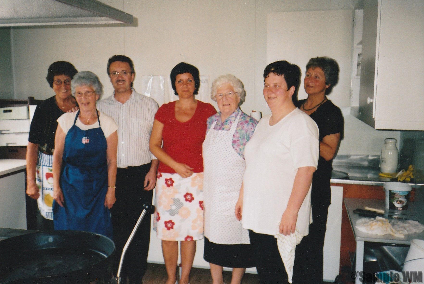 Kjøkkengjengen ved Dagrun Tofte Landrøs 70 årsdag
Nordbygda grendehus.
Fra venstre: Kari Selnes, Gerd Meland, Oddvar og Sissel Indergård, Pauline Åsmul, Beate Bonvik og Kari Meland.
