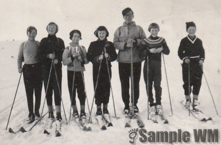 På klassetur med ski
Dagrun Åsmul, Sigrun Ysland, Gunhild Utnes, Erna Ysland, lærer, Kirsten Landrø, Kåre Dalemo. Fotograf er klassekamerat Knut Solem.
