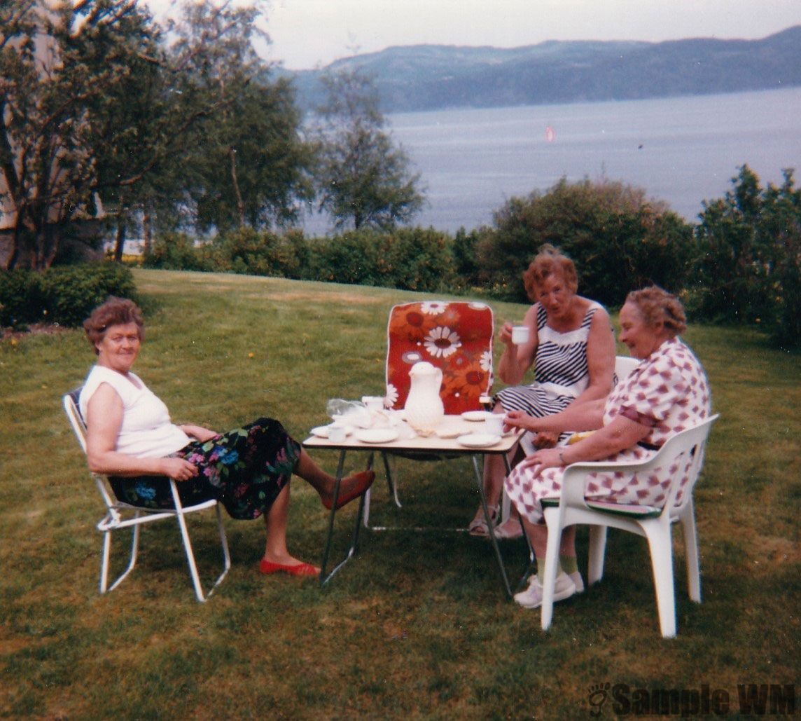 Kaffe i haven i Tøndel
Fra venstre: Ester Tøndel, Kolfrid Tøndel og Magnhild Tøndel.
