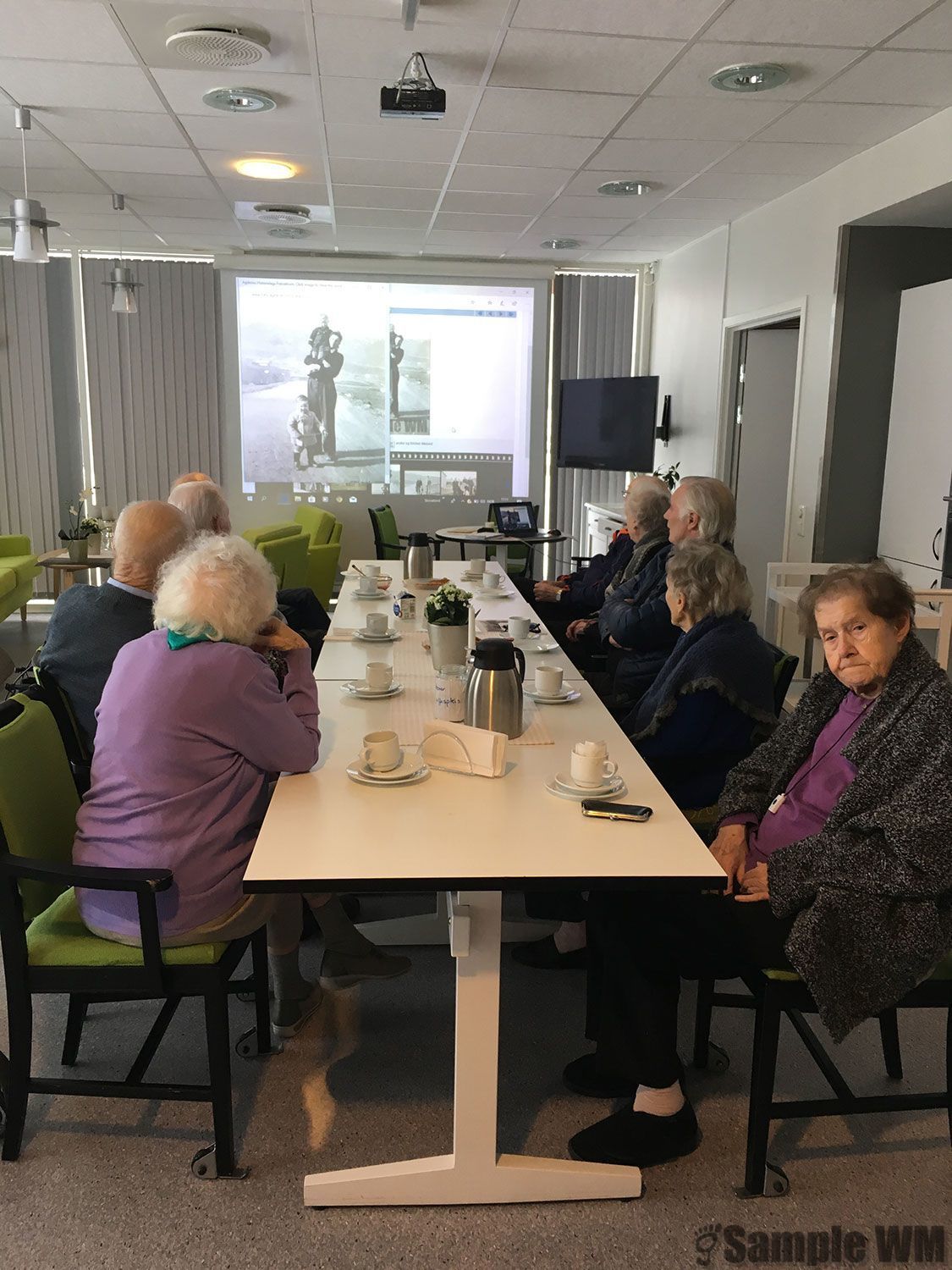 Omsorgsboligan
Agdenes historielag viser bilder.
Vi ser Ragnhild Kvernstad og andre interesserte.
