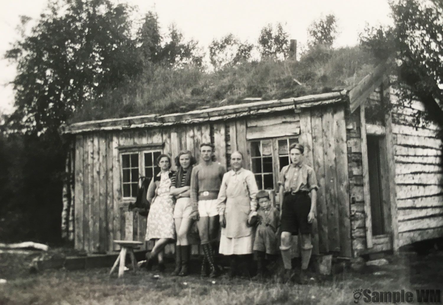 På Fjølåsen
Fra venstre: Hallfrid Meland, Bjørg Sandstad, ukjent, Johanna Selbekk, Rolf Selbekk, Oddmund Selbekk.
