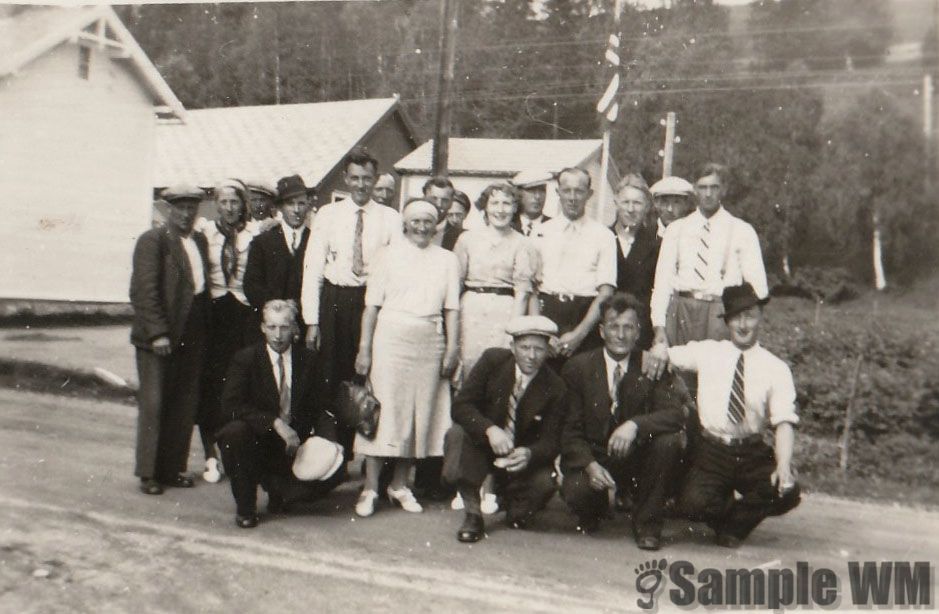 Lensvikgjeng på tur
3 karer som sitter foran er : Olaf Sterten, Johan Ofstad og Nidolf Sterten, Anders Indergård, Nyheim, Bernhard Indergård, Perstu, Johannes Indergård, Larsstu, Lars Tøndel, Steinvoll, Bernhjard Indergård, Nydal og Ole M Meland, Ligård.
