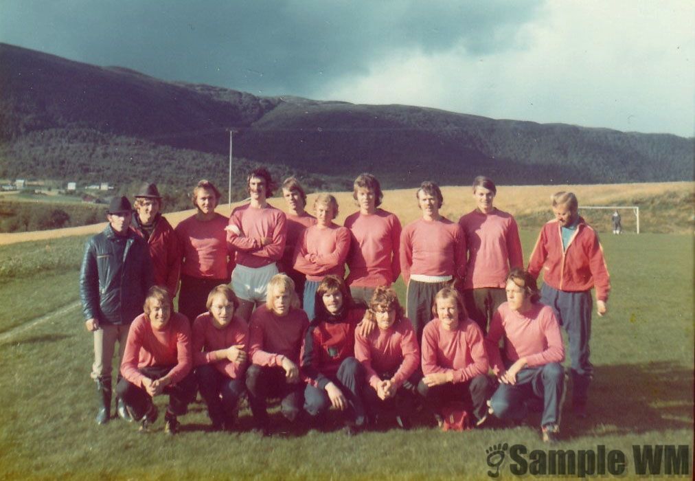 Åsmyra stadion
Første rekke fra v: Ole Johan Tøndel, Øystein Årstein, Jostein Skretting, Otto Selnes. Arne Værnes, John Ola Selbæk og GudbjørnSingstad, Bak fra v: Ludvik Åsmul, Bjarne Renolen, Ole Edv. Meland, Lars Ysland, Hallgeir Sterten, Toralf Eidem, Hans Petter Ånstad, John Edv. Selbæk og Pål Meland og Einar Rødsten
