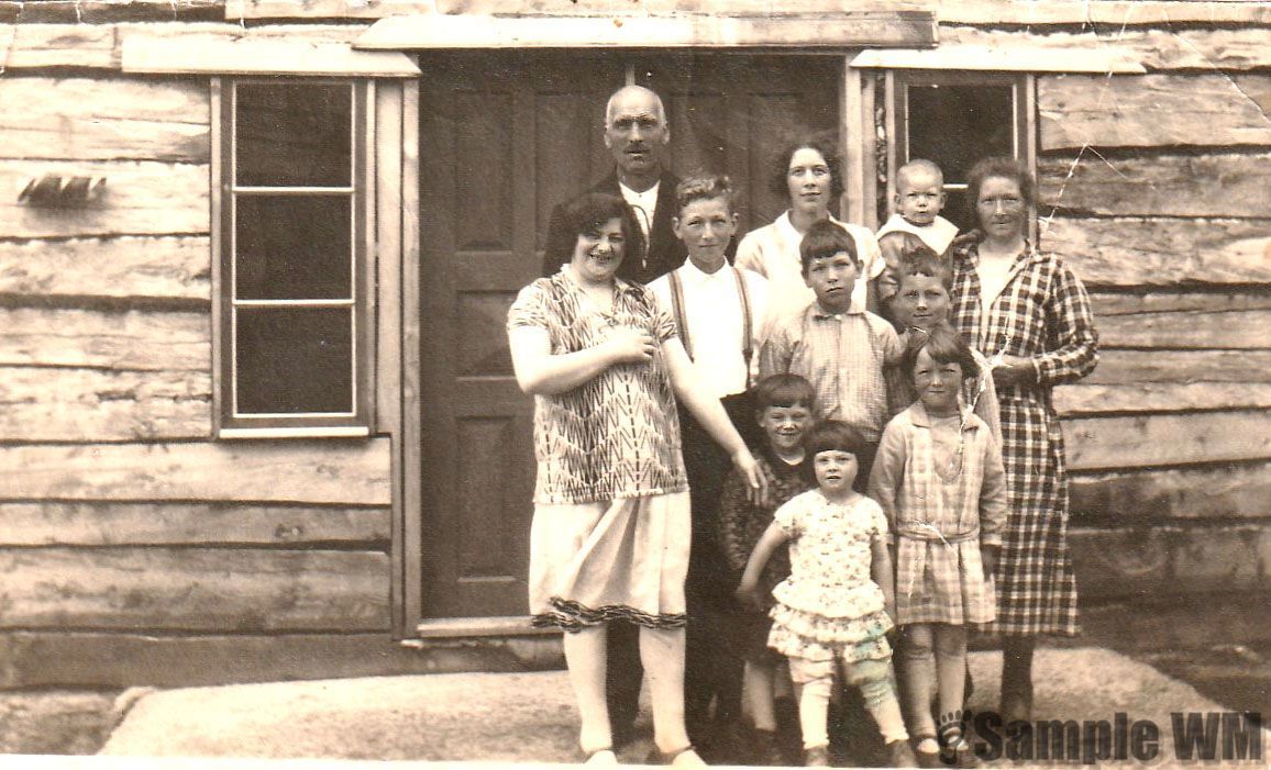 Familien Bodd på besøk i Solemen
Sarah Bodd med barna Sonja og Leon. De var på ofte på besøk i Solemen. Edvard, Borghild, Marit med Johan på armen og lille Marie foran. De tre guttene er sannsynligvis Hans, Magnar og Leif Solem.
