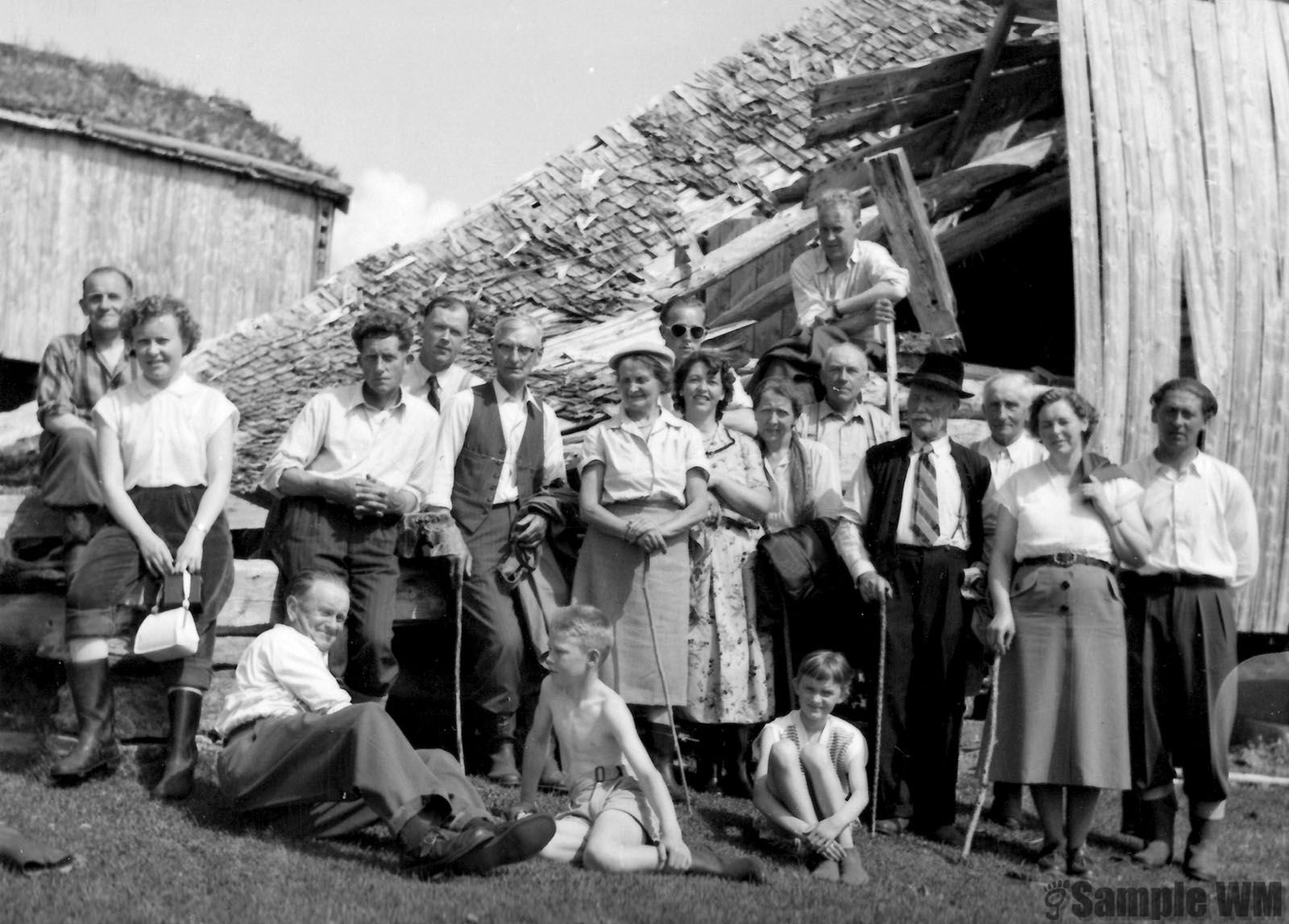 På Fjølåsen
Martin Tangvik, Toralf Tangvik, Martinius Selmer, Berit Selmer, Ola Tøndel, Øverstu , Kristoffer Tangvik og folk fra Settemsdal.
Randi Tangvik Bonvik foran.
