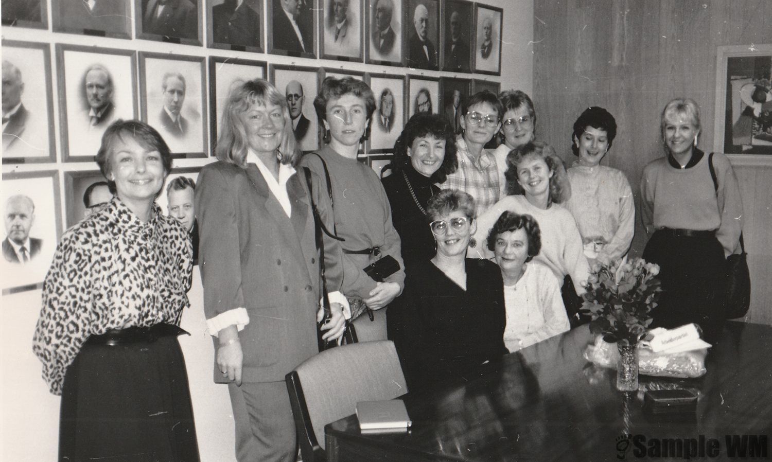 På Stortinget
Besøk på Stortinget ifb med landbruksminister Gunhild Øyangens 50 årsdag.
Fra venstre:  Sekretær til Gunhild, Hjørdis Knudsen, May Liss Selbæk, Torild Thoresen, Marit Ysland, Kristine Gården, Elin Landrø, Bodil Ysland. Foran Turid Brå, Inger Raanes, Bodil Rindahl Ysland.
