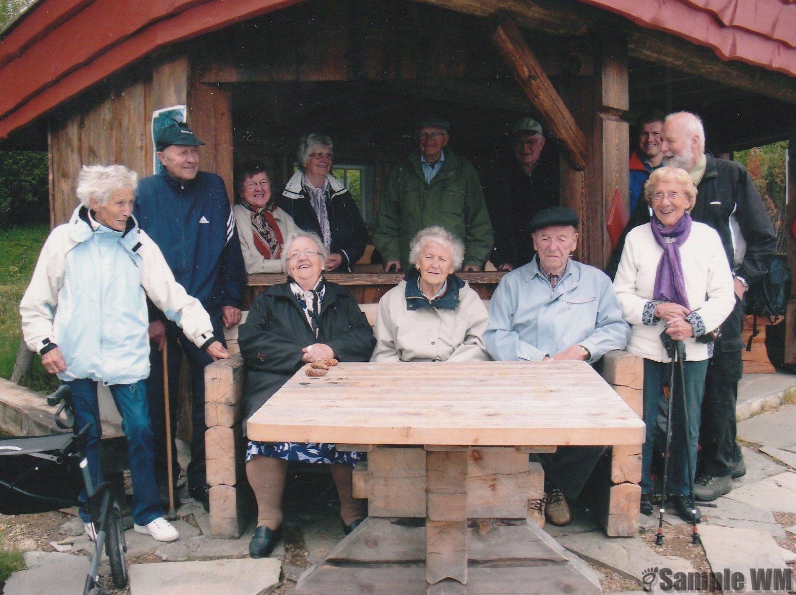 Tur til Fjølåsen
Kirsten og Alf Ølstøren, Åsta Solem, Barbro Grostad, Ole K. Tøndel, Sagdal, fysioterapeut Bård Røstad, Alf Vinge, Dagrun Meland.
Foran sitter Johanna Ølstøren, Helene og Erling Haugen.

