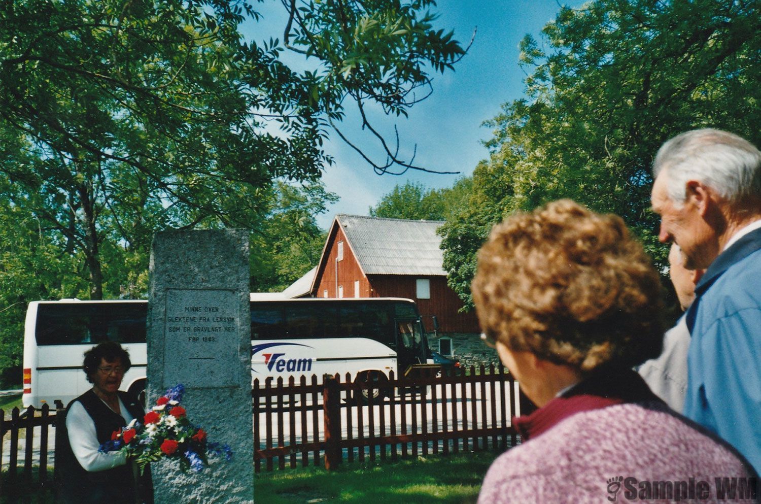 På helselagstur i 2003
Ragnhild Indergård legger ned blomster
