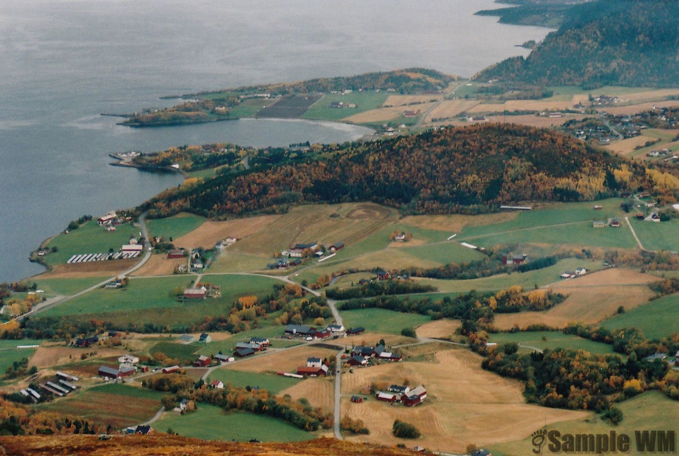 Parti fra Lensvik
Fotografert fra heian av Dagrun Tofte LandrÃ¸ i 2006
