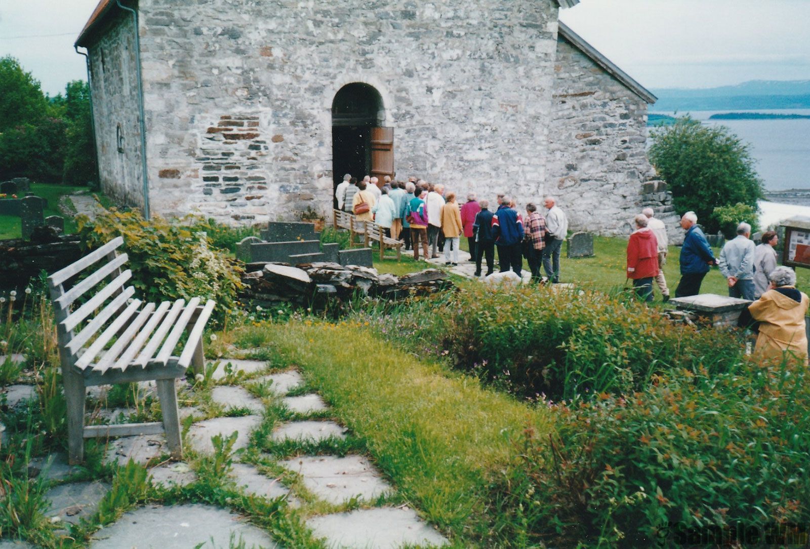 Helselagstur til Inderøya, 1999
De besøkte Sakshaug gamle kirke. 
