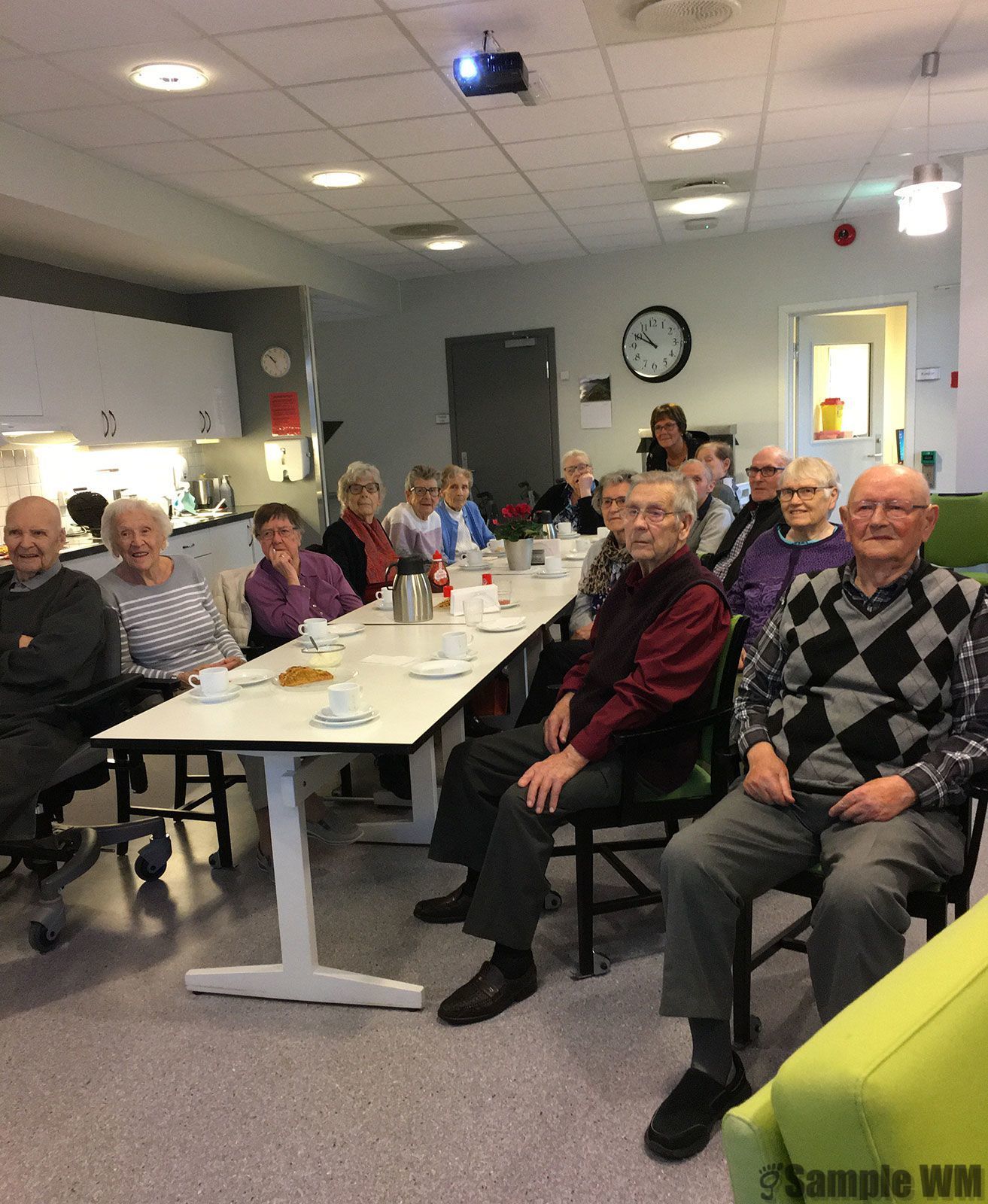 Omsorgsboligene Hamnahaugen:
Fra venstre: Knut og Reidun Bjørnstad, Åsta Solem, Liss Ysland, Lillian Lein, Kirsten Ølstøren, Johanna Ølstøren, Astrid N Tøndel, Ragnhild Kvernstad, Svein Lein, Einar Meland, Sigrid Ølstøren, John Ingdal, Johanne Ingdal og Jens Sterten.
