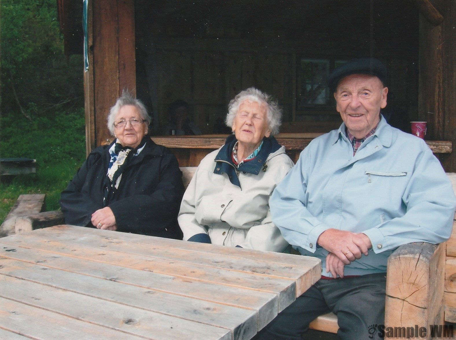 Bilde fra gapahuken på Fjølåsen: Johanna Ølstøren, Helene og Erling Haugen
