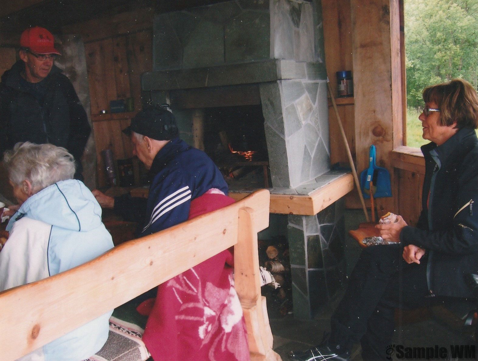 Gapahuken på Fjølåsen
Kirsten og Alf Ølstøren, Astrid Nora Tøndel, stående  John Tøndel.
