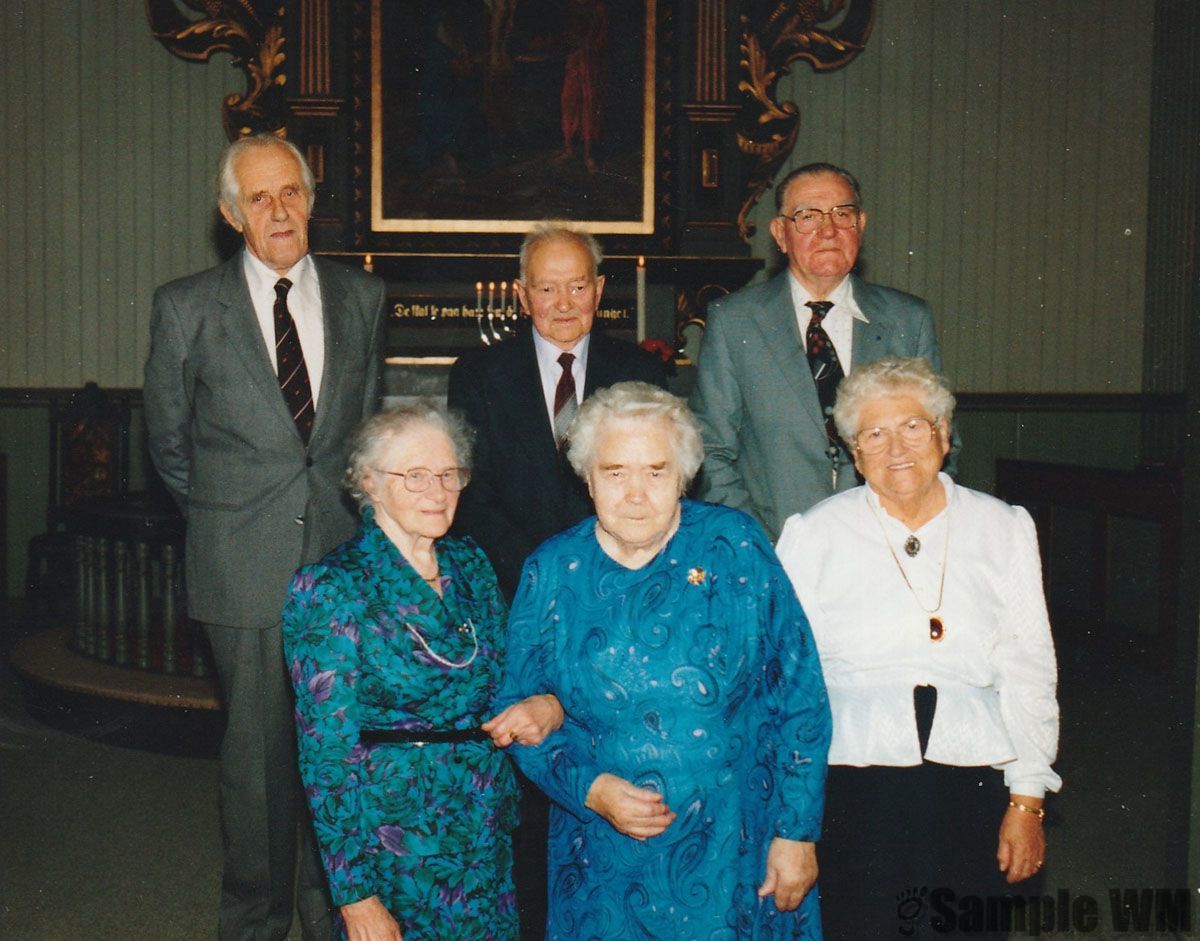 Konfirmanter i Lensvik fra 1920 og 1921
Bildet er tatt i 1990. Foran fra venstre: Klara Bonvik, f. Selbekk, Anna Ysland, f. Meland, Oline Selnes, f. Selbekk. Bak fra venstre: Arne Utnes, Andreas Oldervik og Johan E Selnes.
