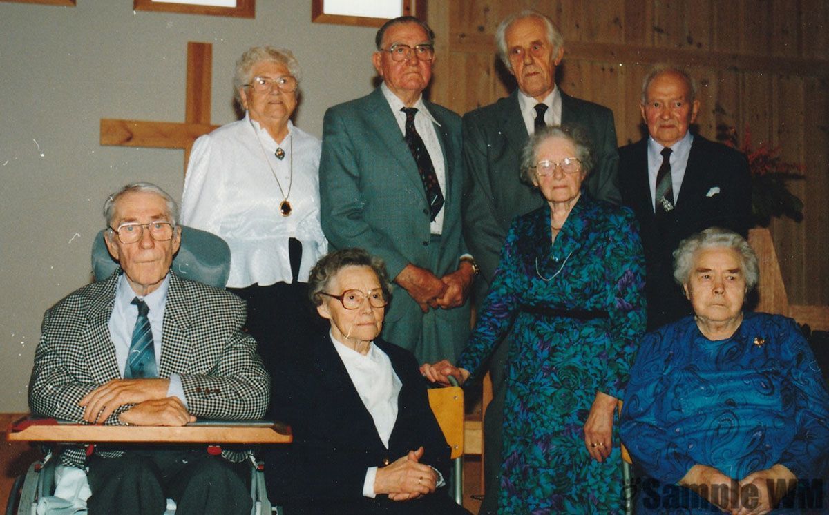 Konfirmanter Lensvik, fra 1920 og 1921
Bildet er tatt i 1990. Forrest fra venstre: Olaf Åsmul, Dagny Sterten, f. Tøndel, Klara Bonvik, f. Selbekk, Anna Ysland, f. Meland. Bakerst fra venstre; Oline Selnes, f. Selbekk, Johan Selnes, Arne Utnes og Andreas Oldervik.
