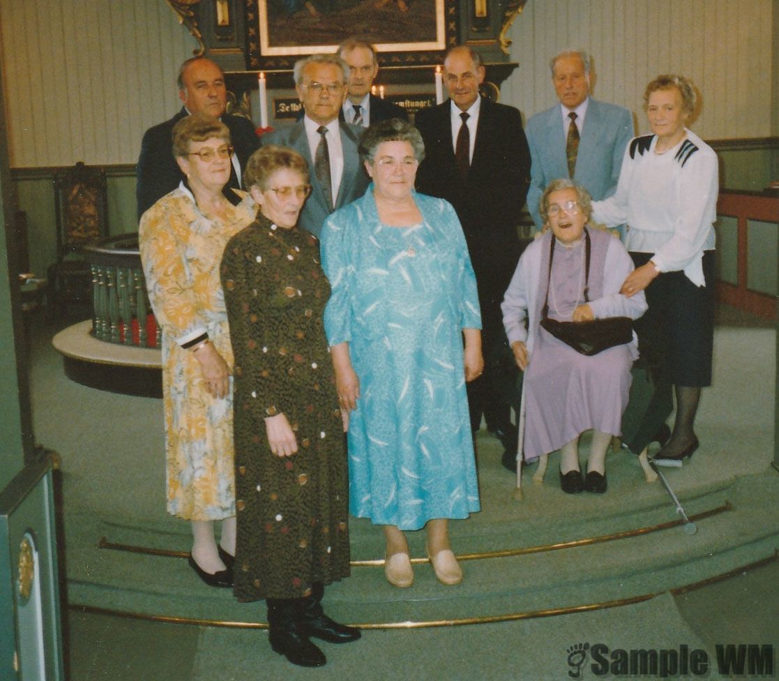 50 års konfirmantjubileum i 1990
Konfirmert i 1940.
Foran fra v: Inger Aune g. Elvbakken, Lilly Indergård g. Reitan, Ingeborg Åsmul g. Lystad, Anna Bakken g. Ræder, Elsa Ræder g. Landrø.
Bak fra v: Per Indergård, Sverre Selbæk, Johan Bekkedal, Johan E. Landrø, Edvin Grønningen.
