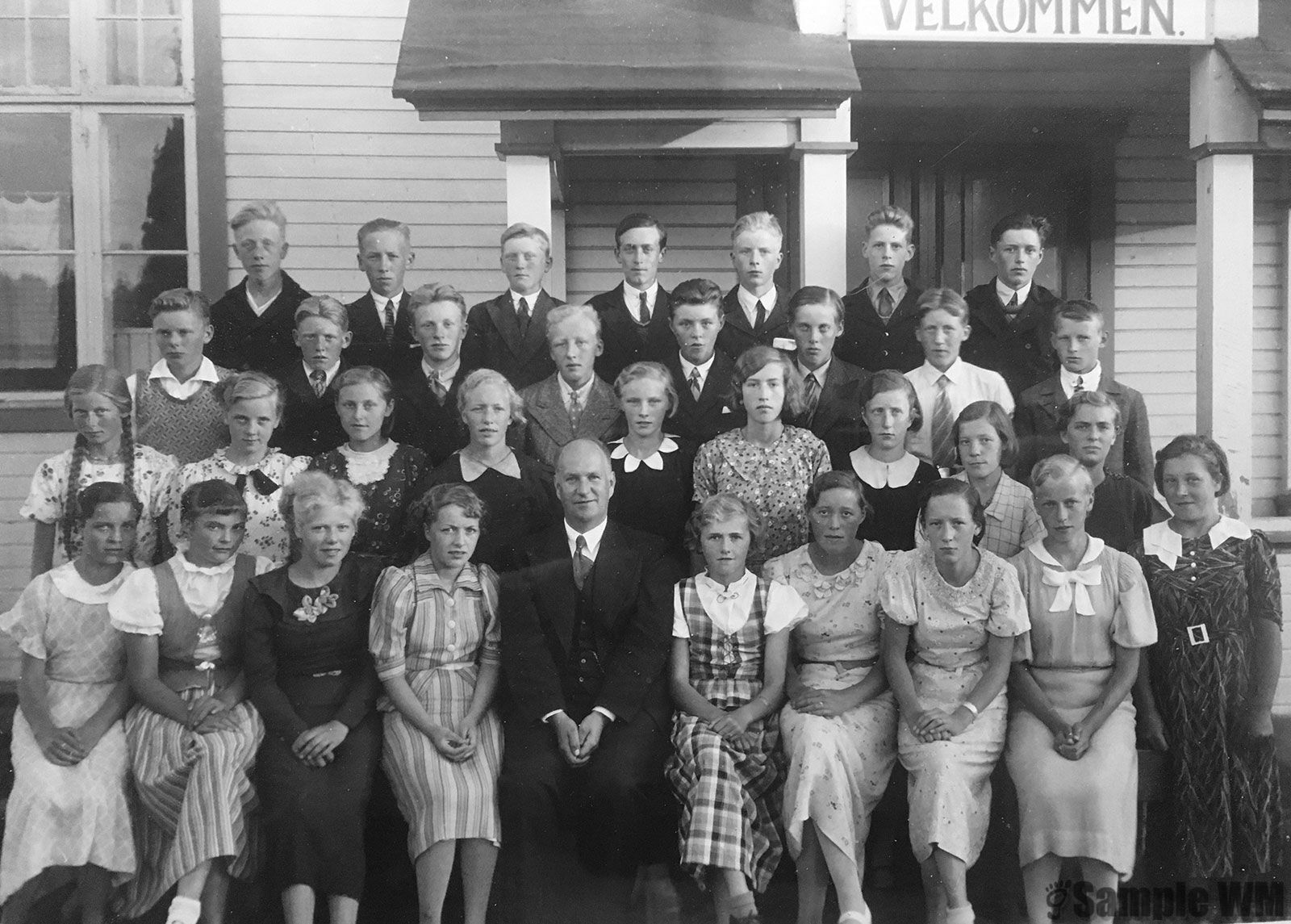 Konfirmanter i Lensvik 1937, født 1922-23
Første r. fra v.: Åshild Grostad, Ragnhild Tøndel, Gunvor Tøndel, Anna Tøndel, Brovoll, Prest Olav Frid, Johanne Selbekk, Marie Indergård, Reidun Landrø, Alma Aune, Borghild Tøndel. Andre r. fra v.: Helga Bekkedal, Jorun Monsen, Inga Selbekk, Asbjørg Landrø, Ruth Meland, Åshild Selnes, Inger Lein, Gunda Åsmul, Kirsten Holst. Tredje r. fra v.: Erling Utnes, Karl Singstad, Osvald Faksvåg, Even Landrø, Lars Åsmul, Kristian Skarsvåg, Arvid Utnes, Sverre Ræder. Bak fra v.: Olav Selnes, Einar Grostad, Åsmund Selbekk, Kåre Ingdal, Erling Selnes, Erling Abelvik, Jens Sterten. 
