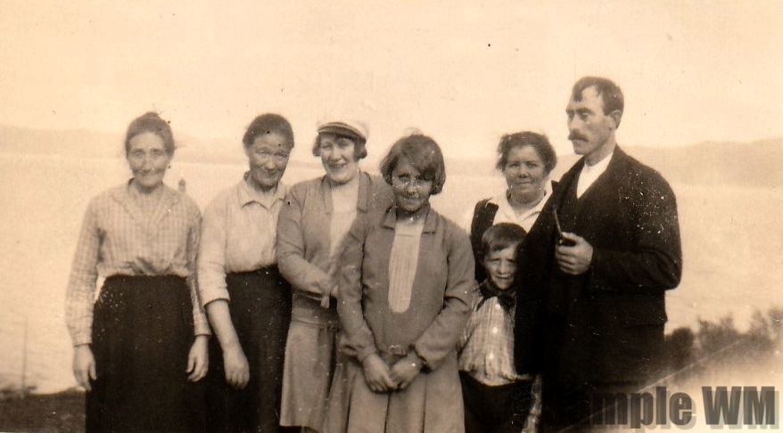 Meland
Fra venstre: Kristine Sterten, Hanna Meland, ?, Judith Meland, g. Landrø, Laura Garten g. Meland, Erling Meland, Edvard Meland.
