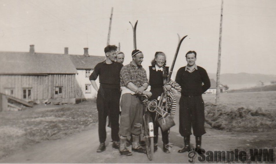 Med sykkel og ski
Fra venstre: Hilmar Landrø, ?, Osvald Indergård, Erna Indergård, Jan Lian.
