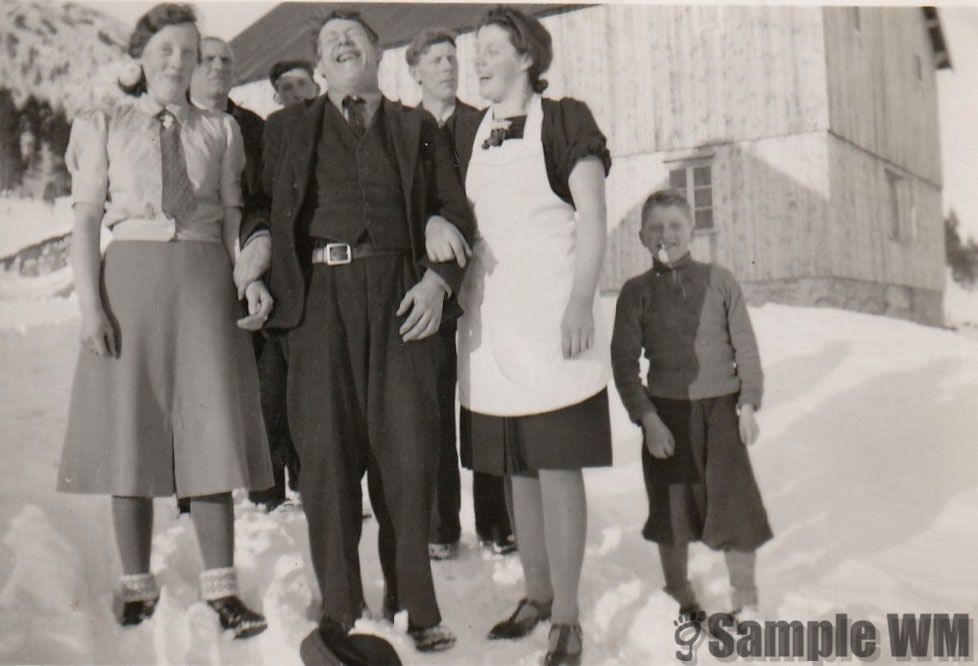 Åstfjorden
Tordis og Margit Mjønestrø omsvermer Palle fra Kobbugen. Mannen bak til høyre er damenes far Melvin Mjønestrø.
