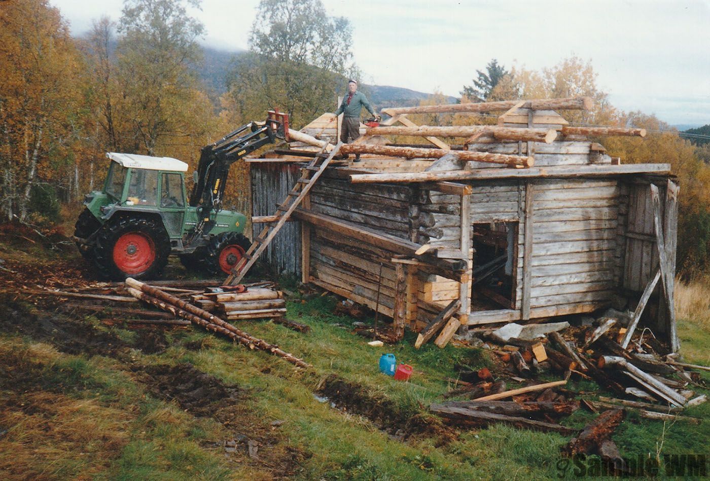 Frostad
Resturerer smia/tørkhus. Knut N Singstad på taket.
