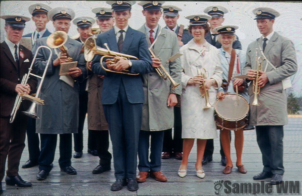 Glade musikanter. Lensvik musikkorps.
Fra v: Kristen Meland, Peder Åsmul, Jens Meland, Ola Bonvik, Einar Meland, Oddvar Ysland, Olav Meland, Arvid Bonvik, Eli Selbæk, Lars Marius Ysland, Grethe Johanne Selbæk og Nils J Meland.
