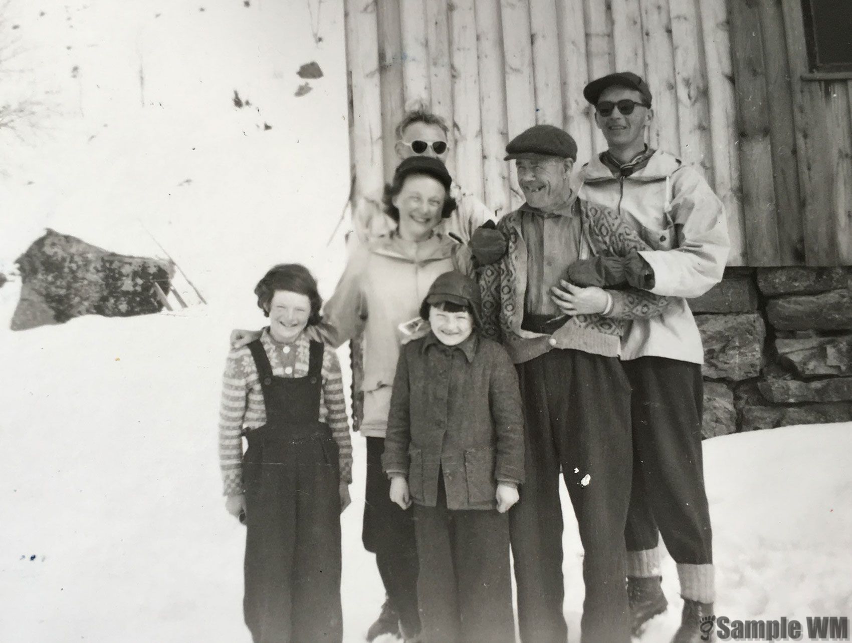 På skitur til Kobbugen i Åstfjorden
Skiløperne fra Lensvik er: fra venstre: Dagrun Tofte Landrø og Magne Landrø, til høyre Nils J. Meland.
