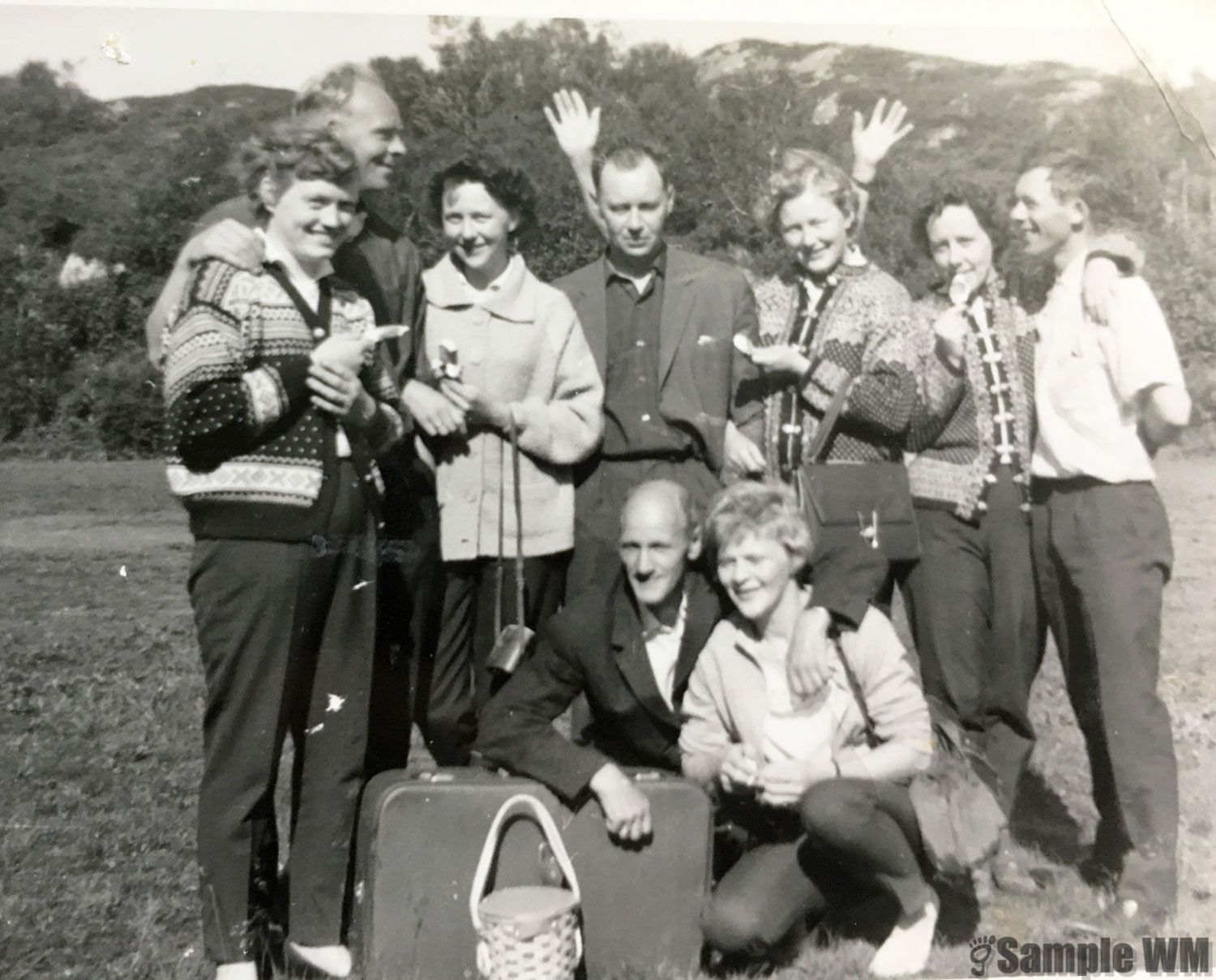 Artig gjeng på tur.
Johanne Ingdal, Ola Sterten, Dagrun Landrø, Magne Landrø, Kari Sterten, Asbjørg Knutsbuen og Nils J Meland. Foran: Torbjørn Knutsbuen og Reidun Meland.
