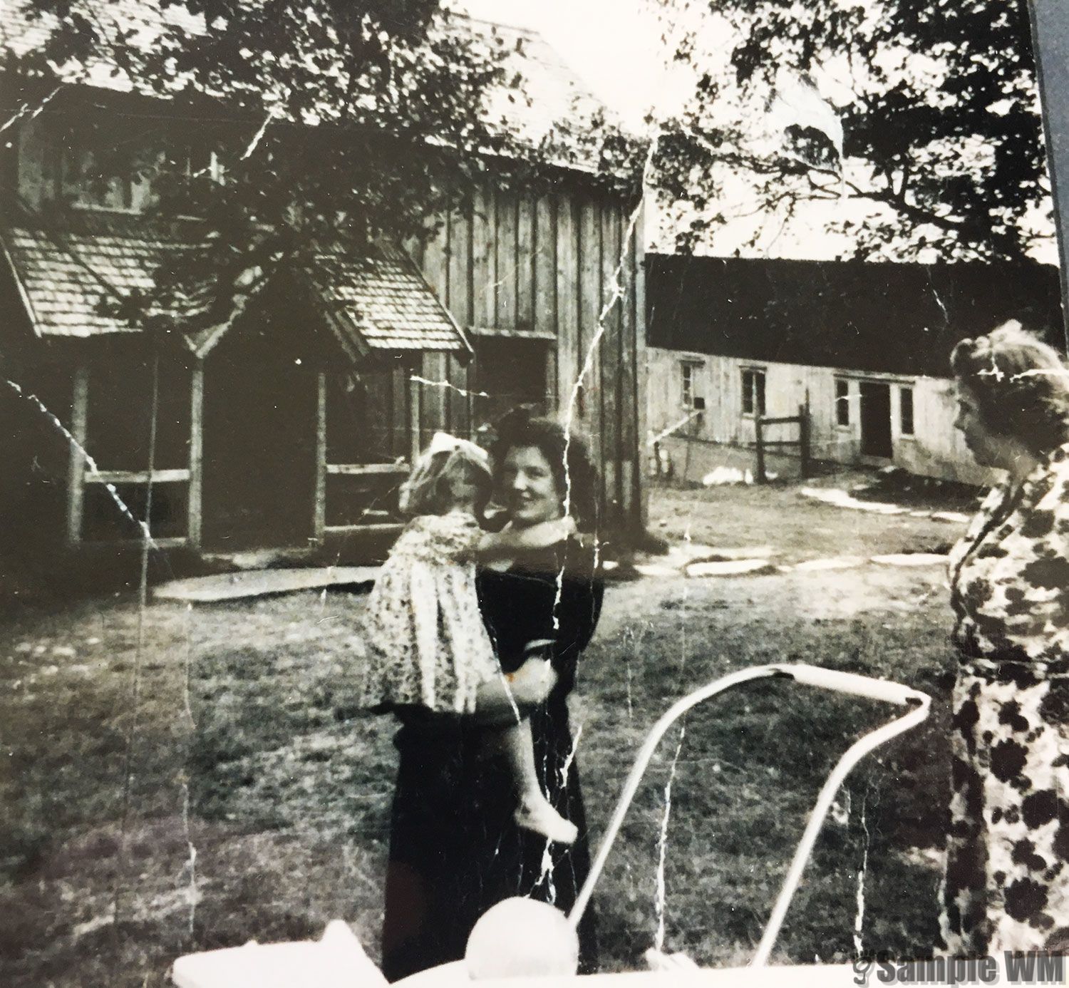 Pauline Åsmul med Hjørdis og Gerda Landrø med Lars Jørgen i vogna.
